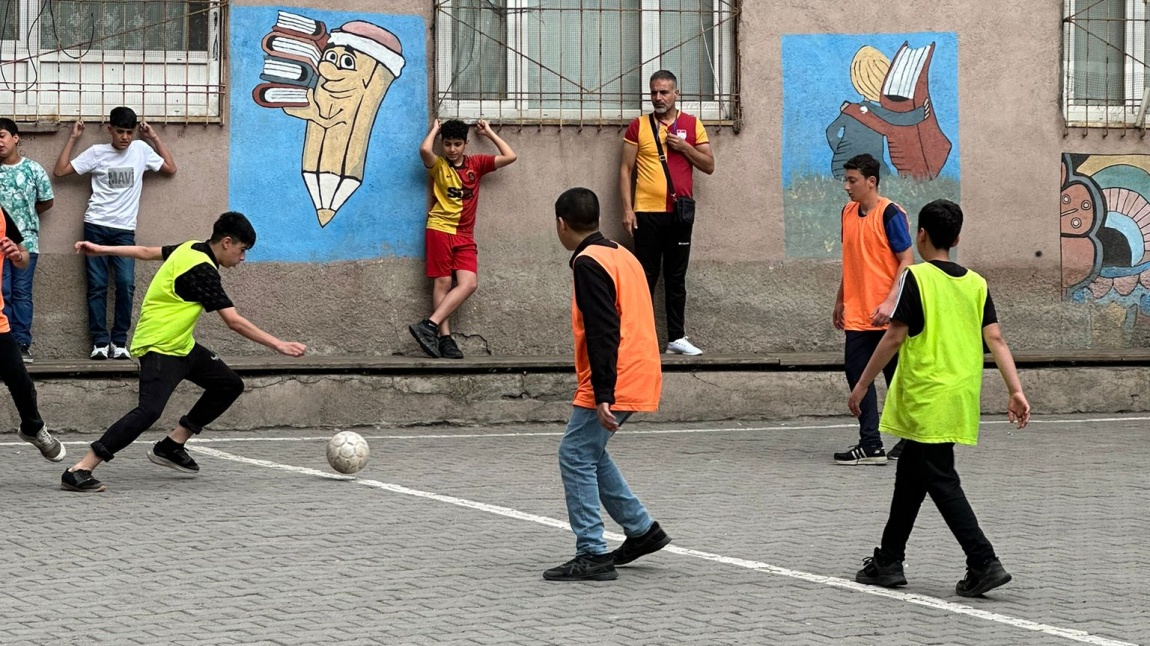 Bahar Şenlikleri Kapsamında Okulumuzda Futbol Turnuvası Düzenlendi